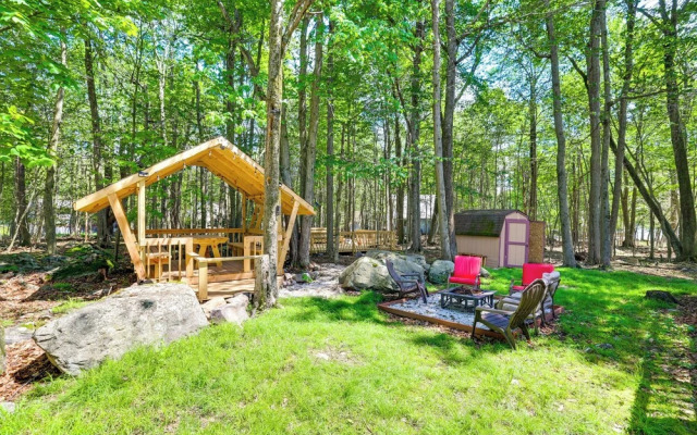 Tobyhanna Retreat w/ Deck, Pool + Lake Access!
