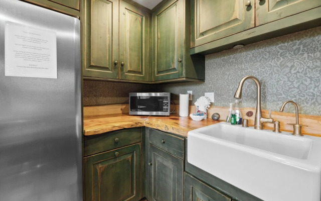 A Woodsy Mountain Retreat