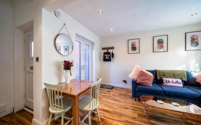 Charming & Central Apt w/ Garden & Free Parking