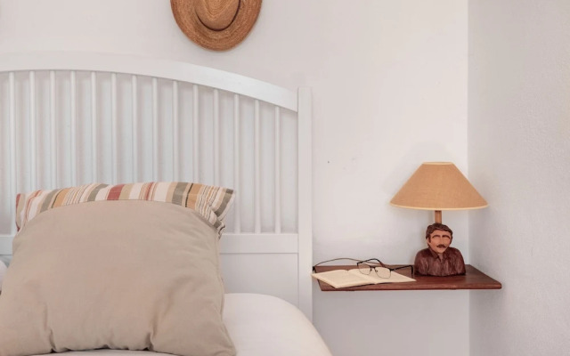 JOIVY 3-BR Cottage w/Terrace & Garden in Colares