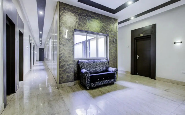 OYO 22530 Savoy Hotel