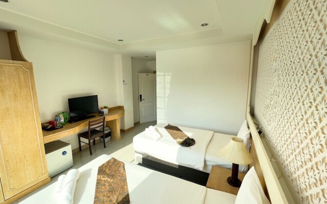 Red Sapphire Hotel