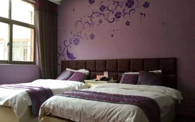 Qujing Ruixin Business Hotel