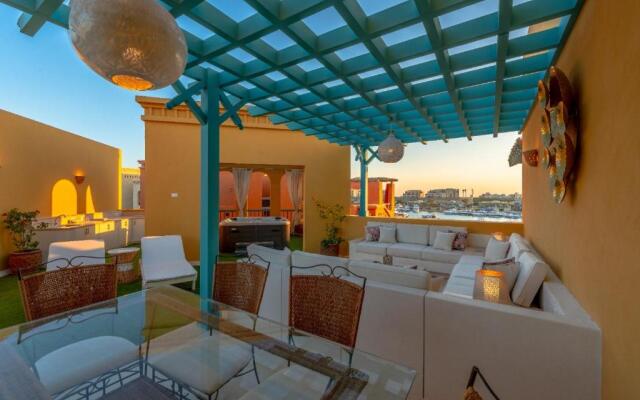 Heated Jacuzzi 2BR Apartment on Yacht view