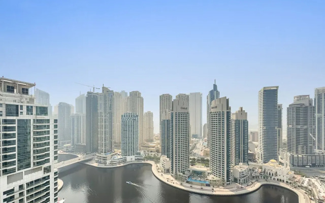 WelHome - Stunning High-Rise with Canal View Near MarinaMall