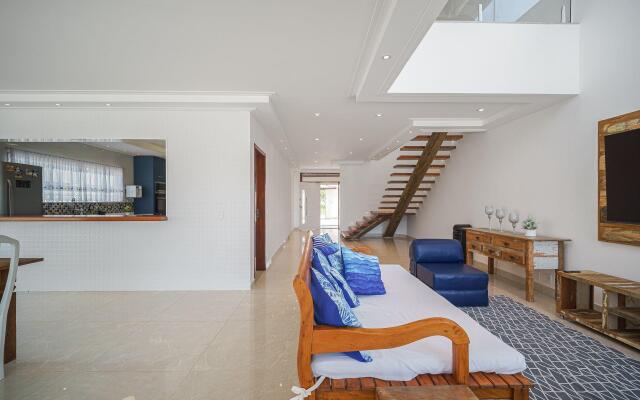 Casa Moderna com Quatro Suítes no Canal da Marina