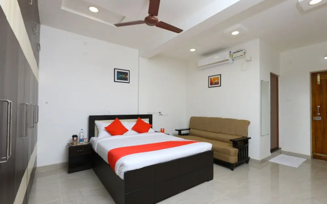 OYO 10701 Moukthi Apartment