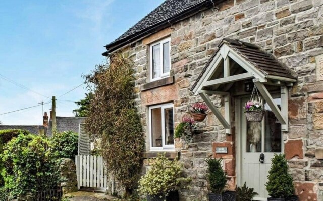 Cosy & Spacious Cottage in Scenic Village With Pub