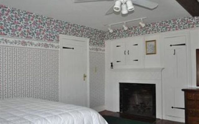 Southington Bed and Breakfast - Captain Josiah Cowles Place