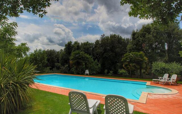 Estate with pool and tennis court in the Tuscan hills