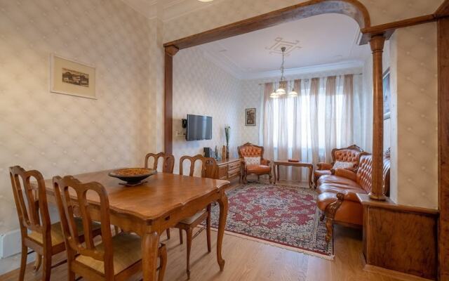 FM Deluxe 2-BDR Apartment - Artilcious
