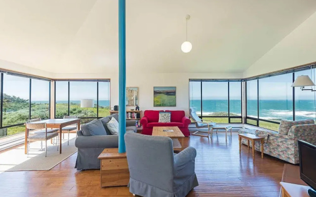 Haltwhistle West w/ Ocean Views!