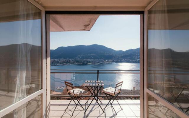 Stunning Window on the Lake-by House Of Travelers