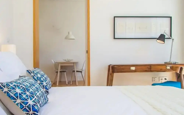 Liiiving in Porto Blue Flower Apartment
