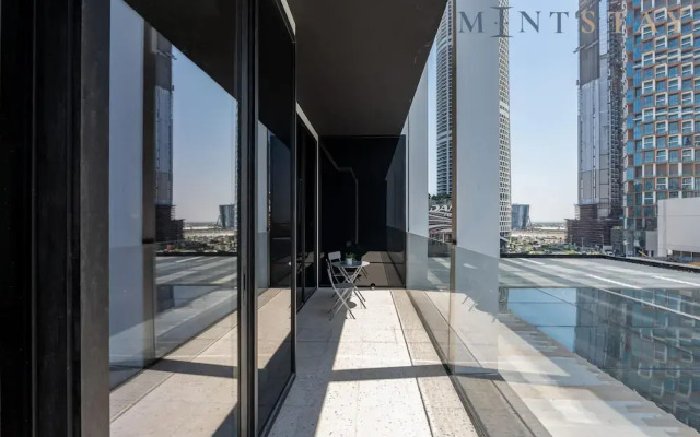Modern 1BR w Balcony in Business Bay