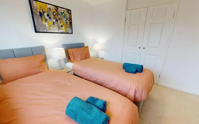 Parlaunt House - 3 Bedroom With Free Parking