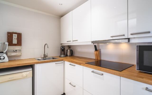 Huge Villa in Montbrun-des-corbières With Swimming Pool