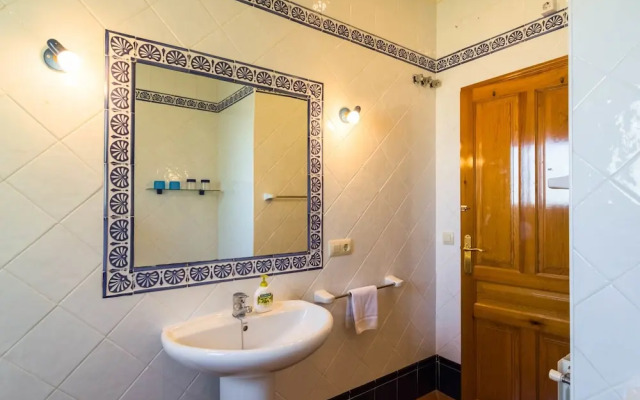 Villa With Sea Breeze Charm