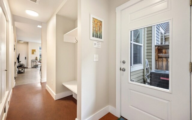 Mid-century Mod Retreat Near Old Town – Free Bikes