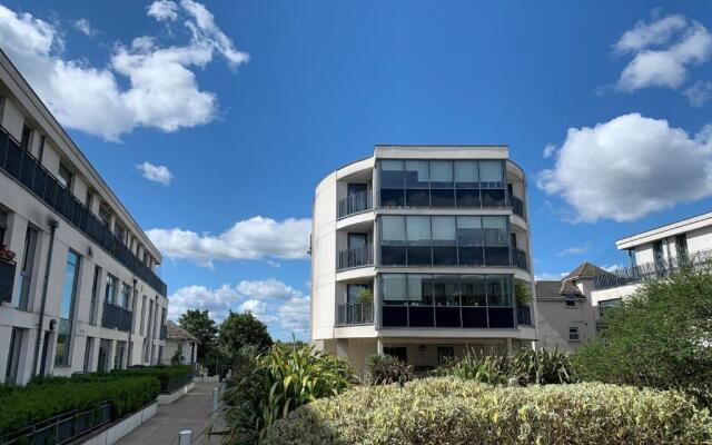 Chertsey - Beautiful 2 Bedroom Penthouse