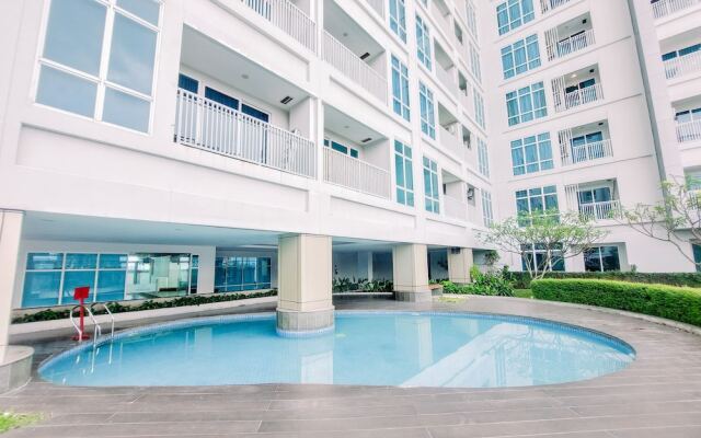 Big Studio Loft Apartment at The Reiz Condominium Medan By Travelio