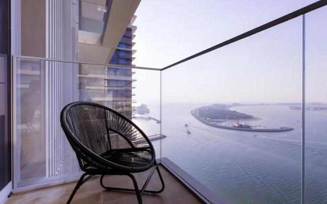 Beachfront 2BD apartment with Palm View