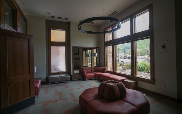 Fully Equipped in the Heart of Canyons Village by RedAwning