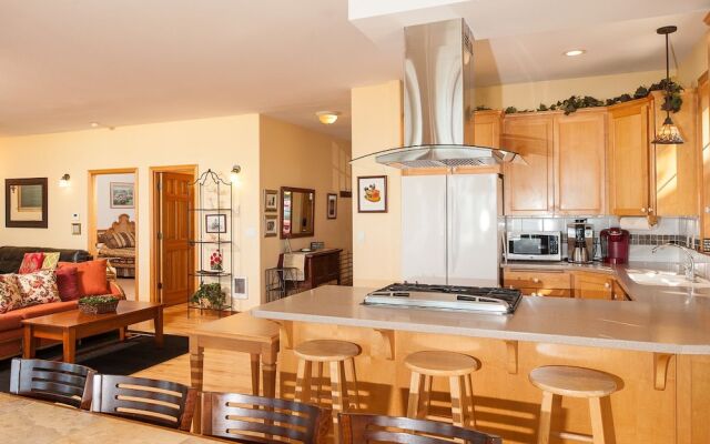 Sheltering Pines 4 Br cottage by RedAwning