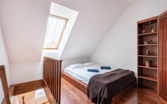 Beautiful apartment with parking garage & AC