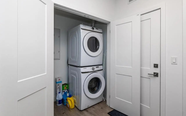 Exquisite 2 Bedroom Apt, mins to the falls.