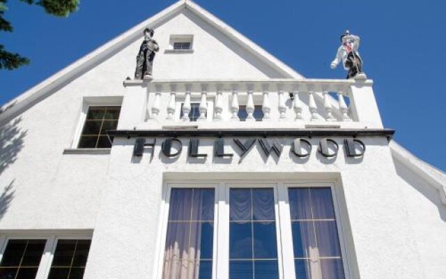 Hollywood Studio Apartments