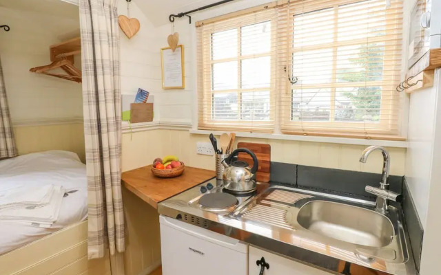 Shepherds Hut - The Hurdle