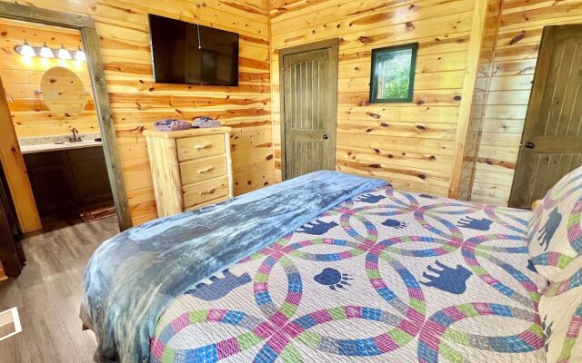 South Side Serenity 2 Bedroom Cabin by RedAwning