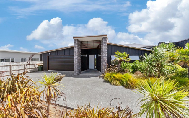Stylish Villa Escape - Matakana Holiday Home