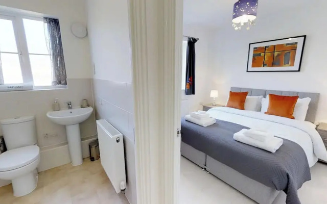 Stayzo Cole Green Lane - Free Parking