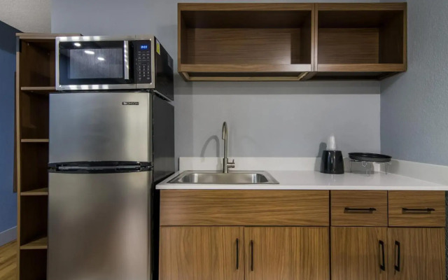HomeTowne Studios by Red Roof & Conference Center Chicago – N Aurora/ Naperville