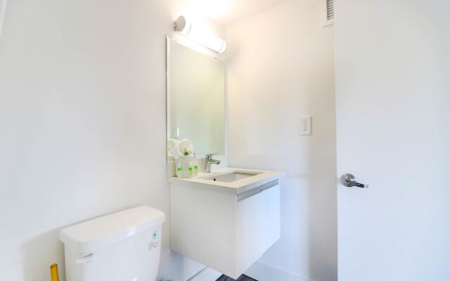 Bayshore Chic Apartment with Marina View