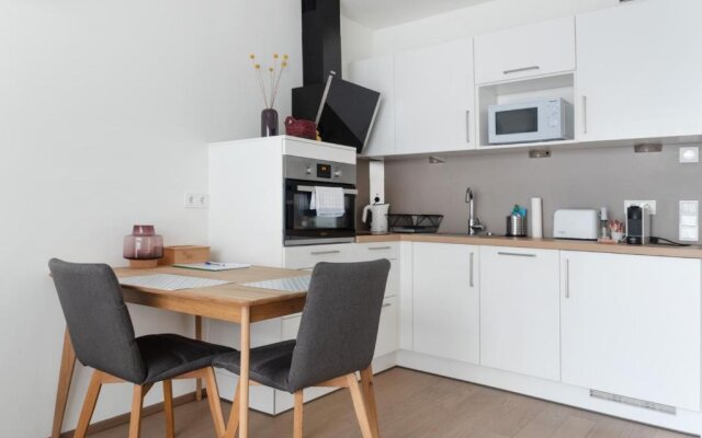 Quiet and cozy apartment next to Mariahilfer Strasse and Naschmarkt with AC