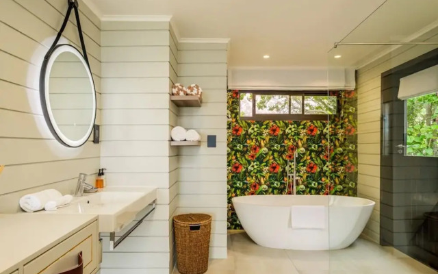 Spacious Apartment With Pool in Camps Bay