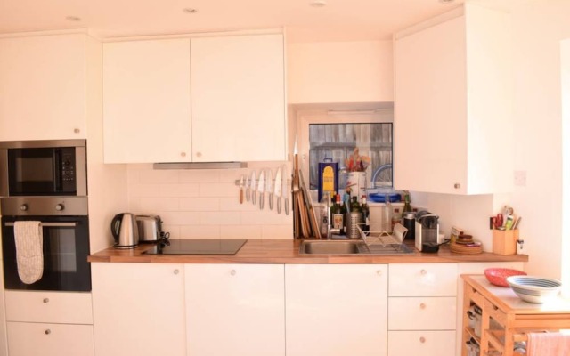 2 Bedroom Flat With Private Garden East London