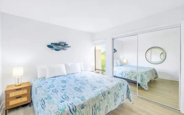 Charming 2BR Lagoon-view Steps To Siesta Key Beach