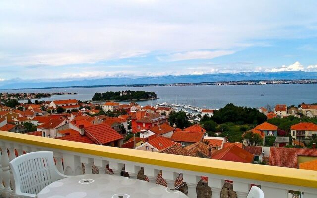 Sea View Apartment Reno, Sleeps 5