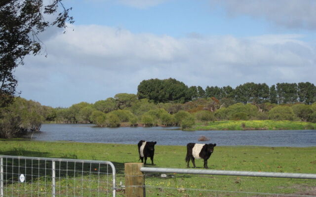 Sandy Lake Farm Accommodation Gingin WA
