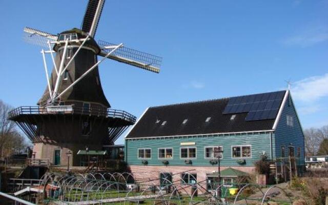 B&B Houseboat between Amsterdam Windmills