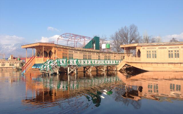 Majestic Houseboat