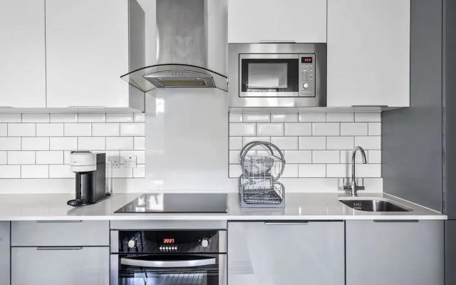 Luxurious 2 Bedroom Apartment With Free Parking