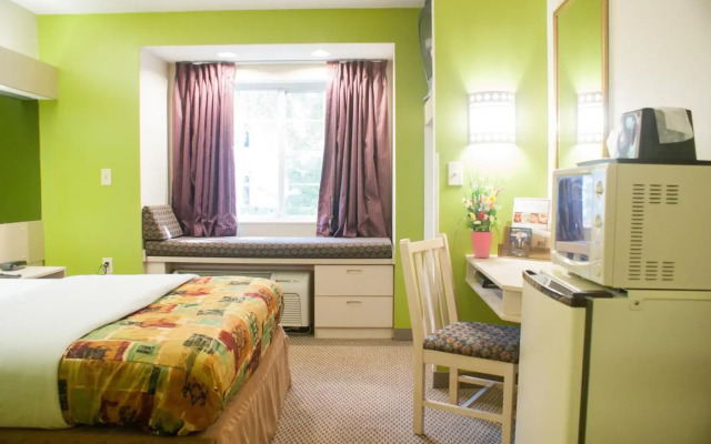 Hometown Inn & Suites Jacksonville - Butler Blvd./Southpoint