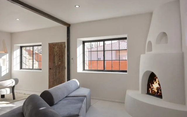 The Nicho House: 4BD Ultra-Modern Adobe: Walk to Plaza