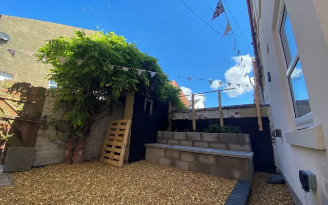 Blackpool - 4 Beds - Sleeps 10 - Pet Friendly