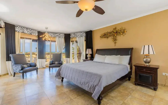 Luxury 4br4ba Villa w Hottub Pool Ocean Views